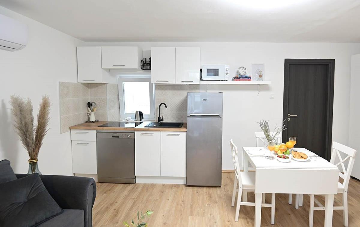 Apartment D & Studio L Dobrinj Εξωτερικό φωτογραφία