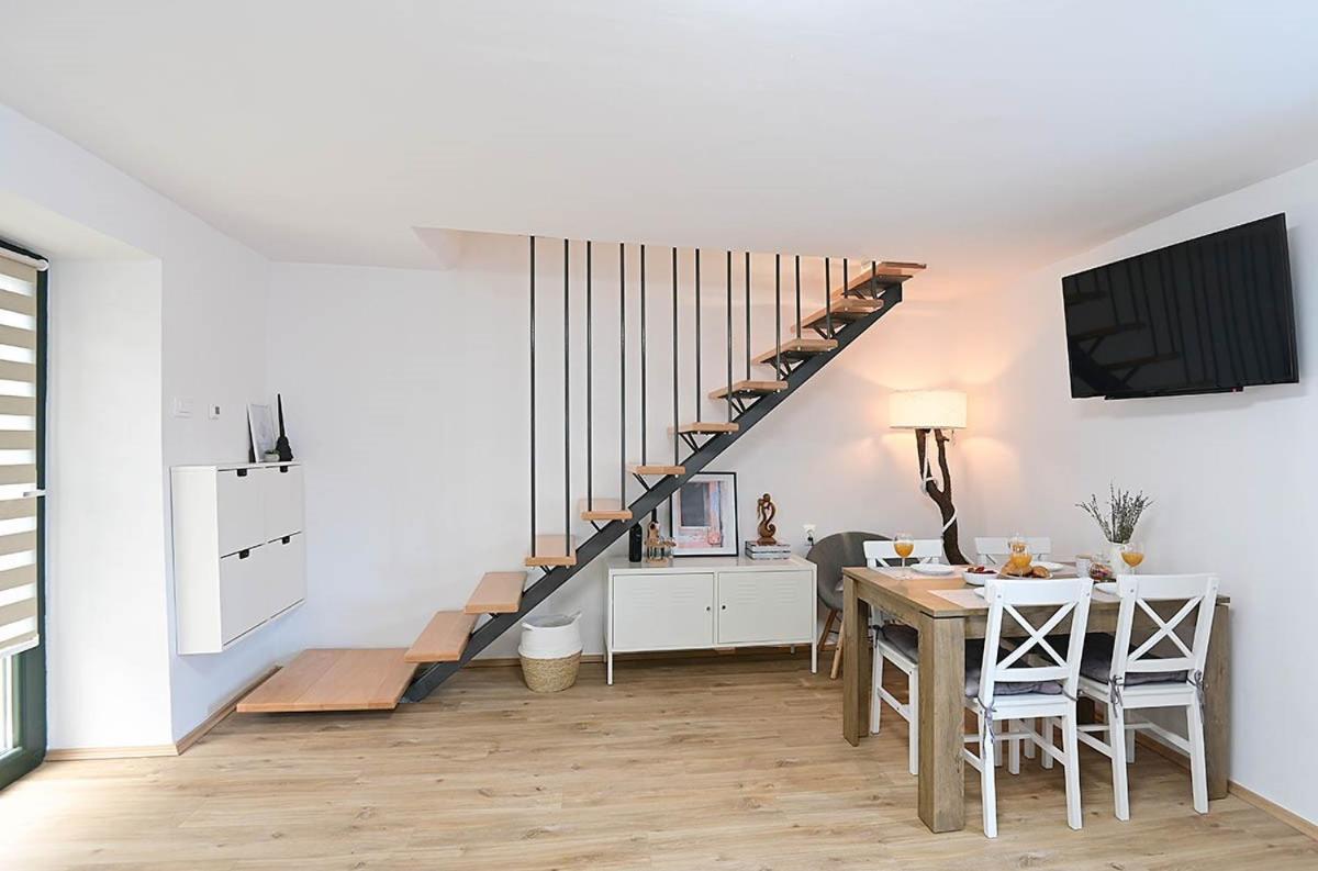 Apartment D & Studio L Dobrinj Εξωτερικό φωτογραφία