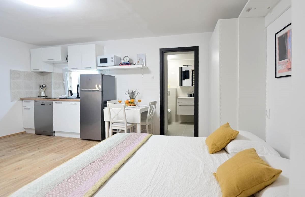 Apartment D & Studio L Dobrinj Εξωτερικό φωτογραφία